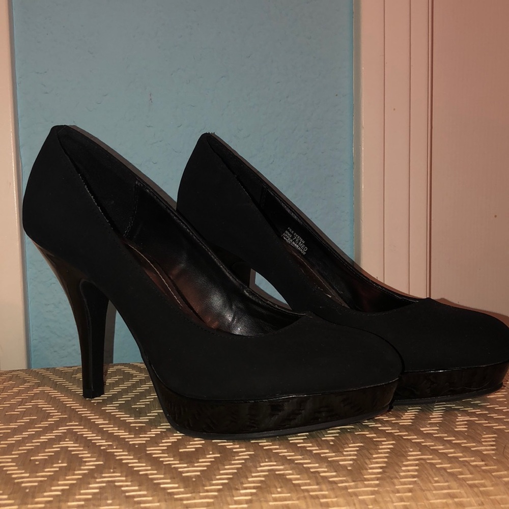 Size 7 & 1/2 Black closed toe heels!